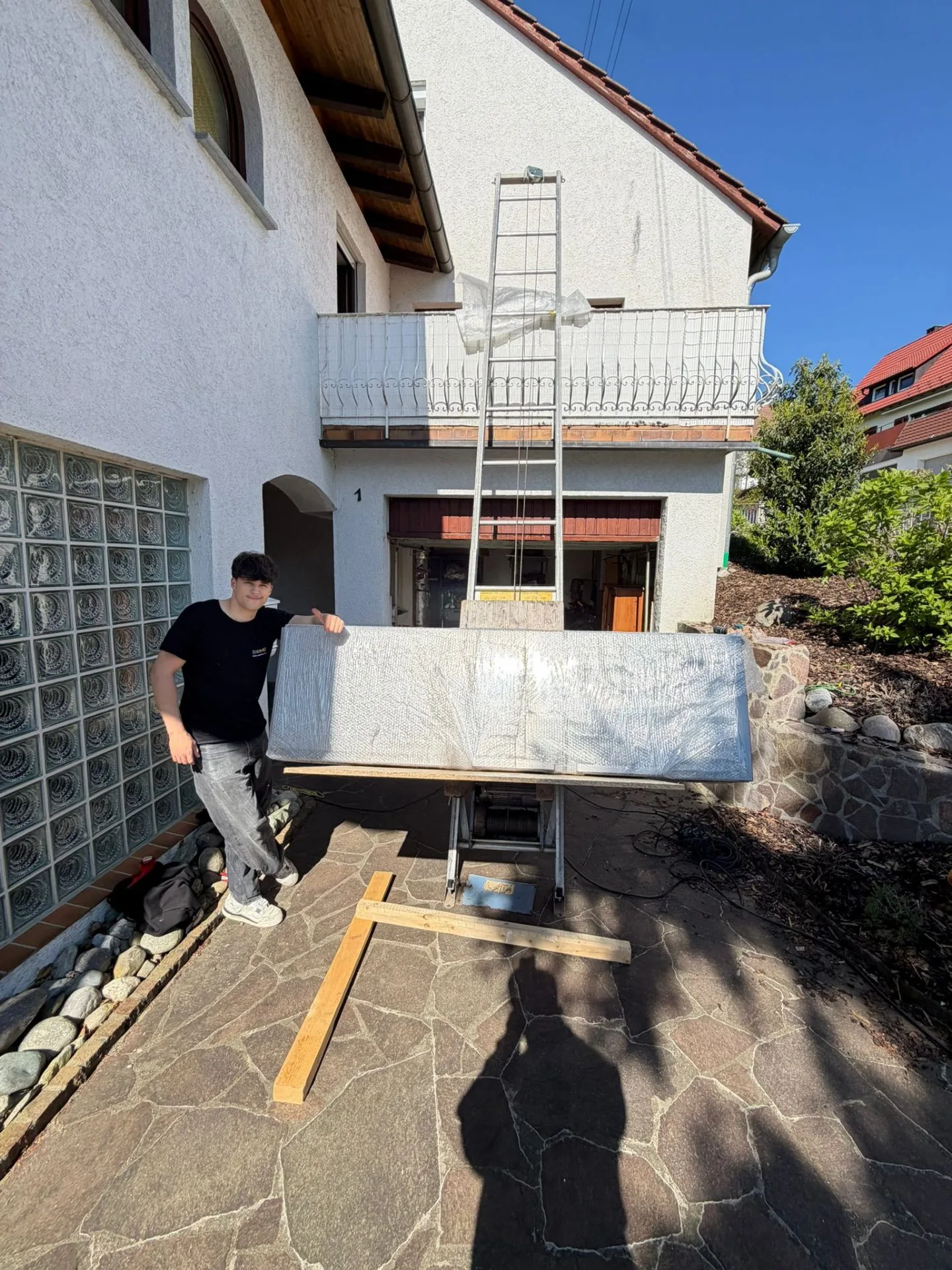 Möbelaufzug bringt eine Matratze über den Balkon ins Obergeschoss